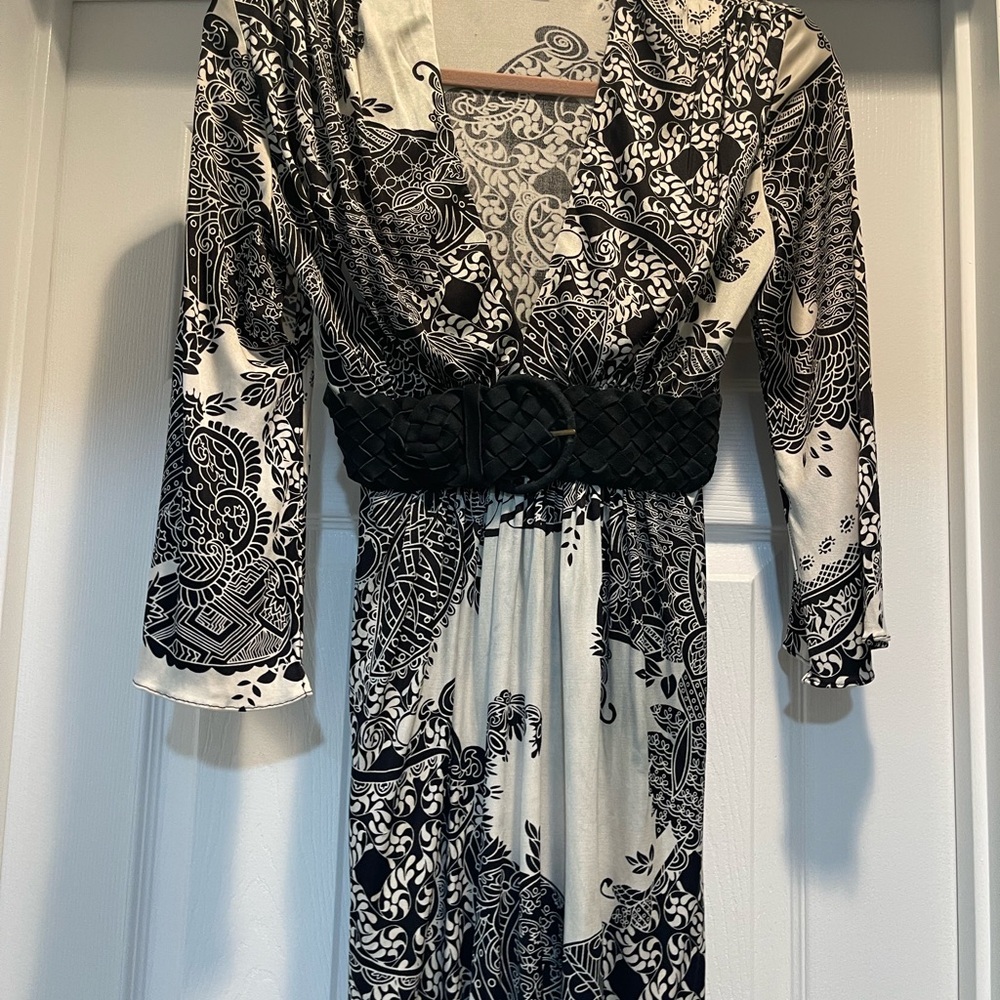 Sky Brand Silk Top white/black print, flare sleeves and built in leather belt